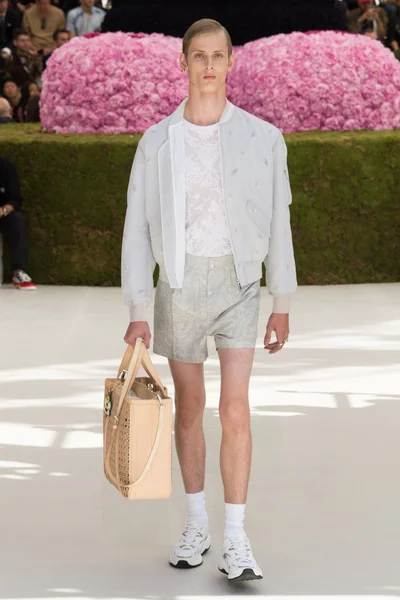 Look 18